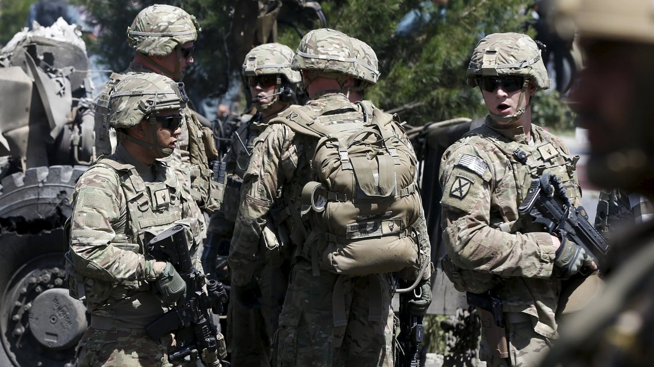 Americk jednotky v Afghnistnu monitoruj msto, kde dolo k toku sebevraednho atenttnka.