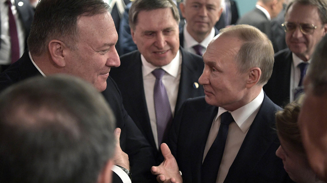 Berlínské konference se zúèastnili i ruský prezident Vladimir Putin (vpravo) nebo americký ministr zahranièí Mike Pompeo (vlevo).