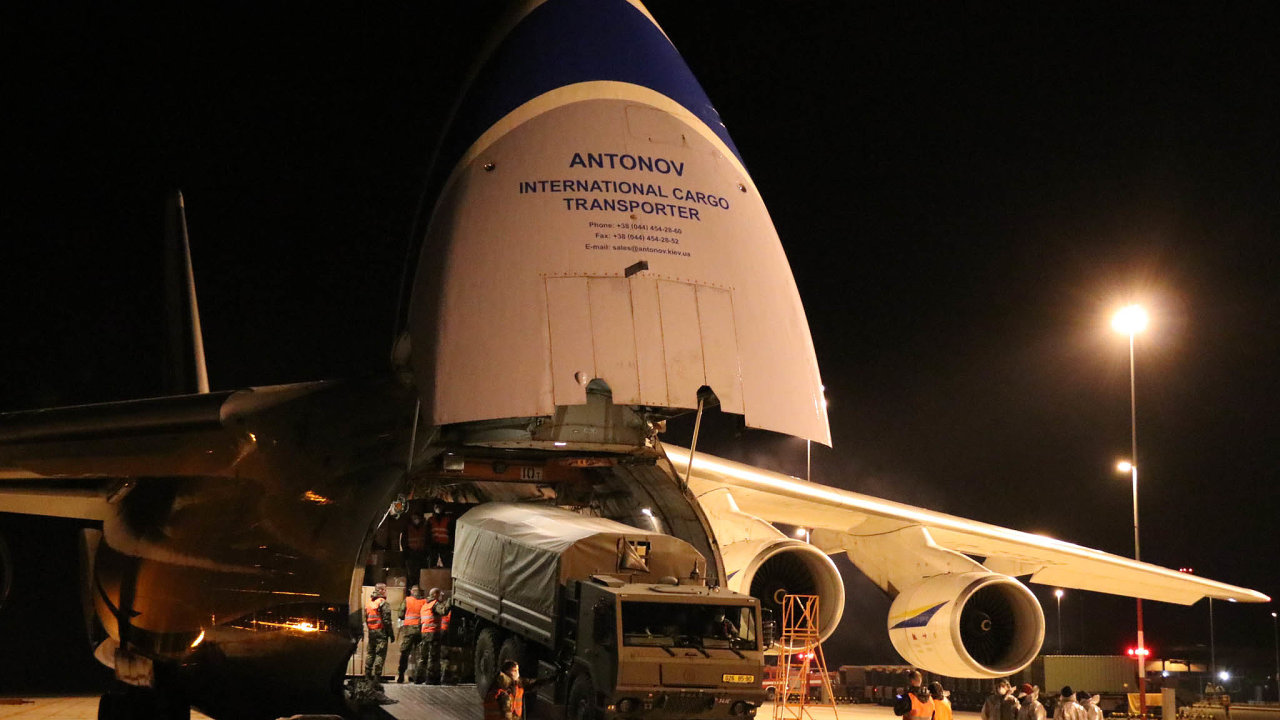 Obøí Antonov An-124 Ruslan pøepravuje do Èeska stovky tun zdravotnického materiálu z Èíny. Poprvé v Pardubicích pøistál v sobotu 21. bøezna. Podruhé mìl pøiletìt v noci na dnešek. A pak ještì dvakrát.