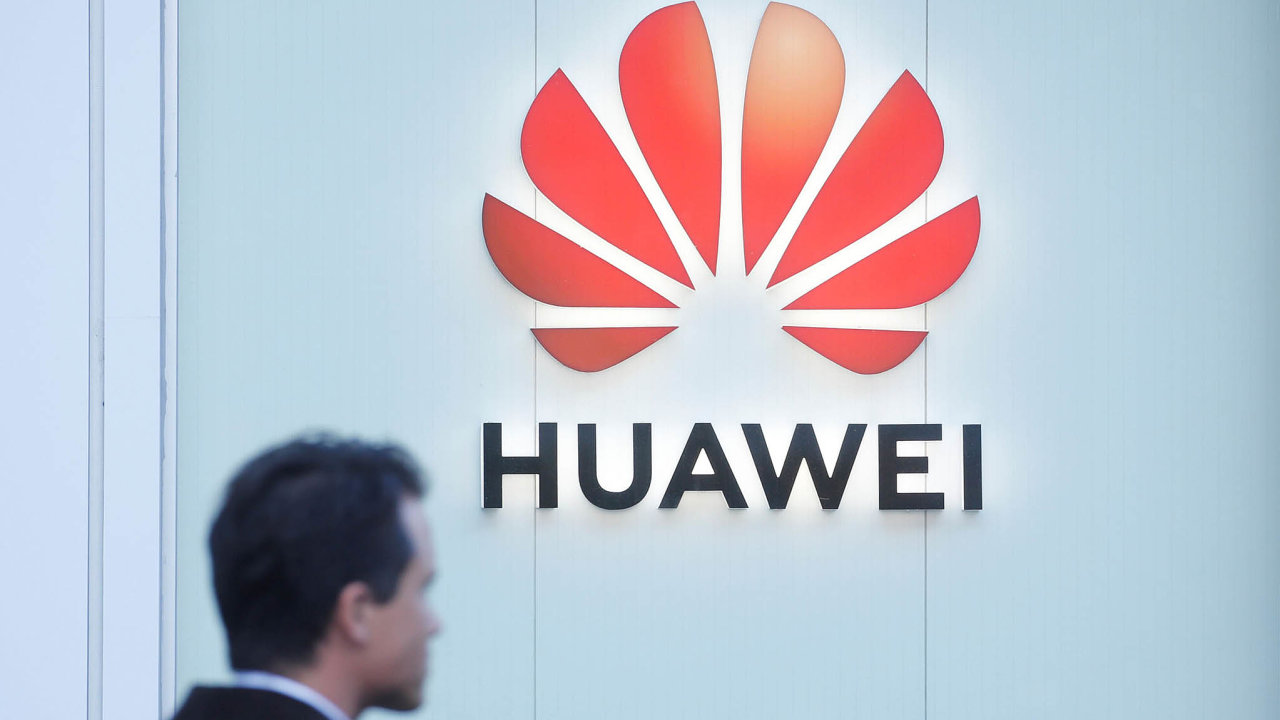 nskou telekomunikan firmu Huawei, kter se zabv stavbou novch mobilnch 5G st, ada stt, vetn eska, podezv ze pione pro Peking.