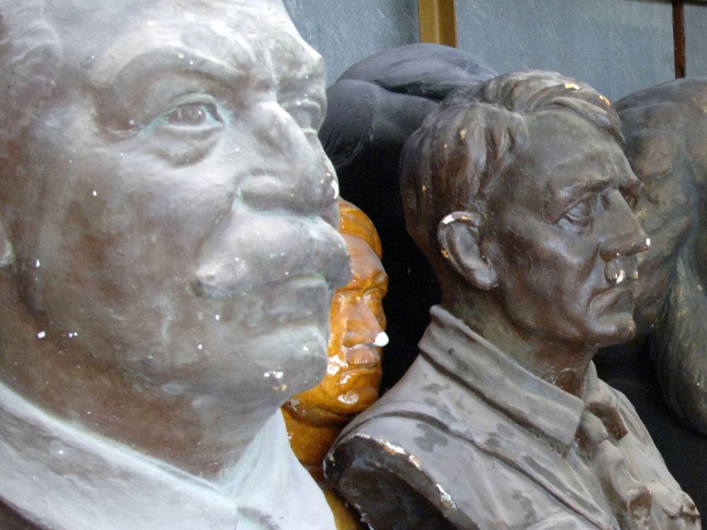 Zákon zakazující srovnávání stalinismu s nacismem iniciovala poslankyně za vládnoucí Jednotné Rusko a předsedkyně parlamentního výboru pro kulturu Jelena Jampolská.