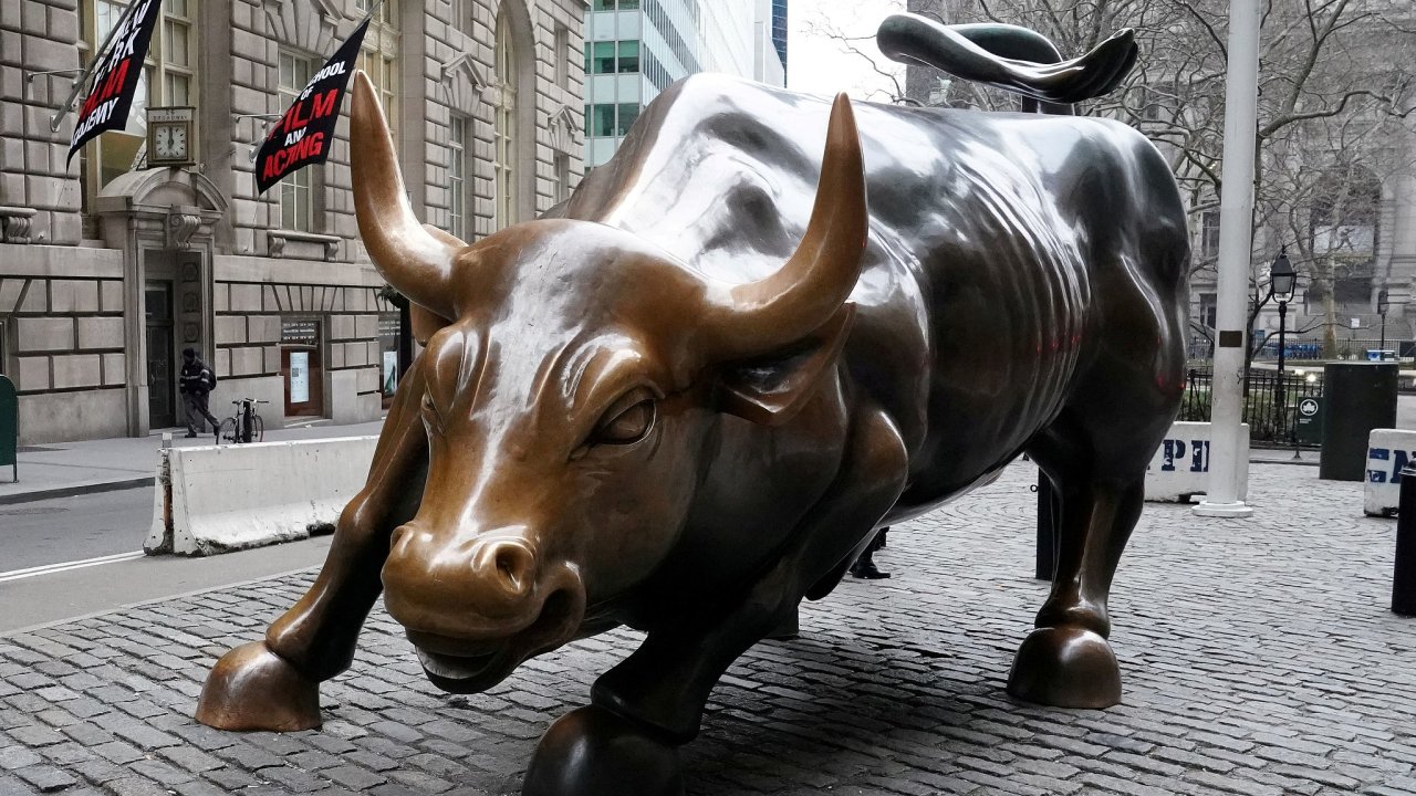 Socha býka na Wall Street.