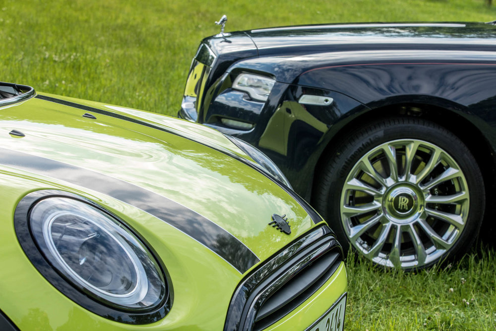 Mini Cabrio (vlevo) a Rolls-Royce Dawn