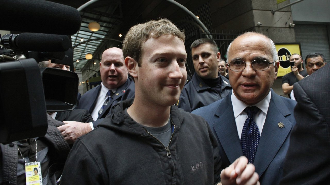 f Facebooku Mark Zuckerberg doprovzen ochrankou pi pondln prezentaci k chystanmu vstupu na burzu u hotelu Sheraton v New Yorku.
