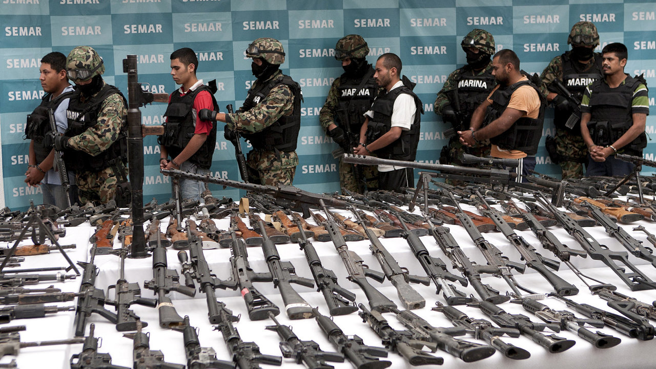 Mexiètí vojáci pøi loòském zátahu na kartel Los Zetas zajistili na severu zemì 215 zbraní a více než 29 tisíc nábojù.