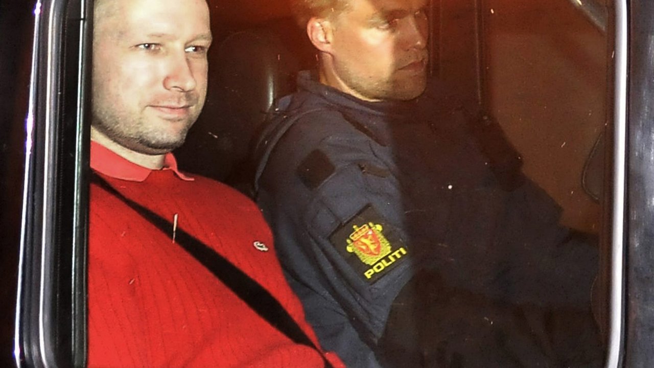 Policie pev Anderse Behringa Breivika do vazby