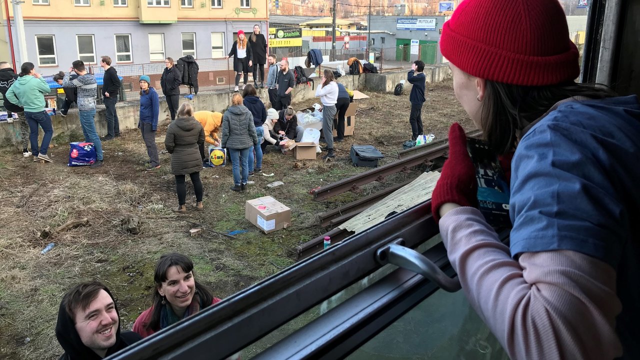 Dobrovolníci na nádraží Praha-Smíchov nakládají vìci do humanitárního vlaku na Ukrajinu