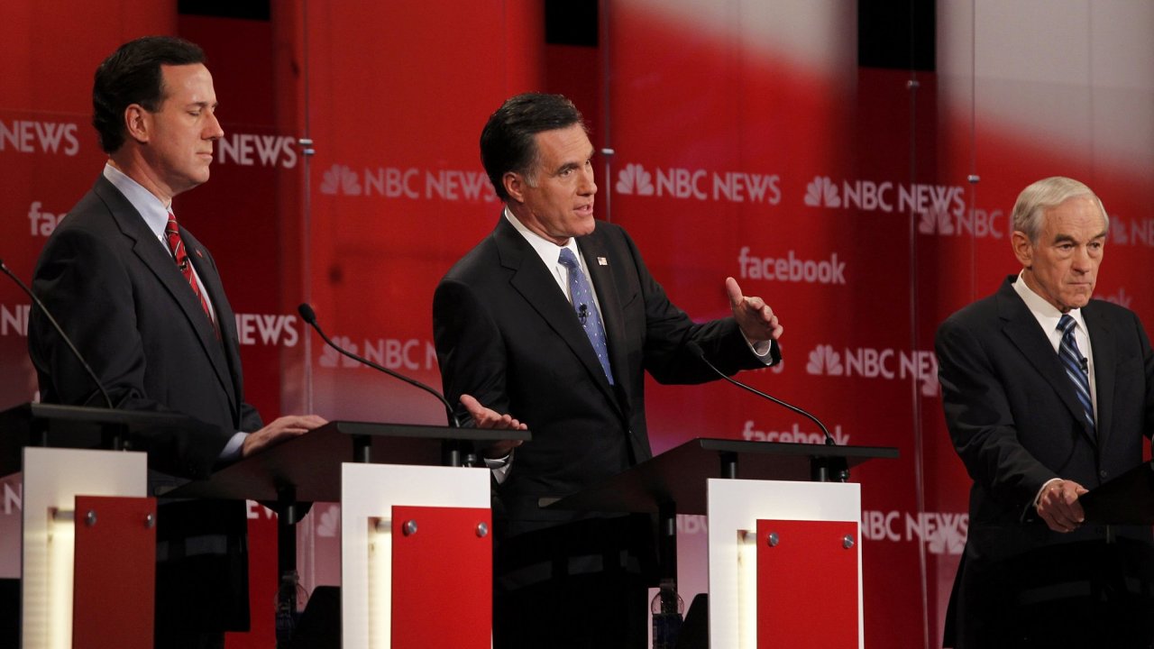 Rick Santorum (vlevo) a Mitt Romney (vpravo)