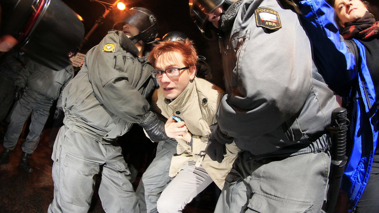 Policie zatk opozin aktivisty na demonstraci v Petrohrad.