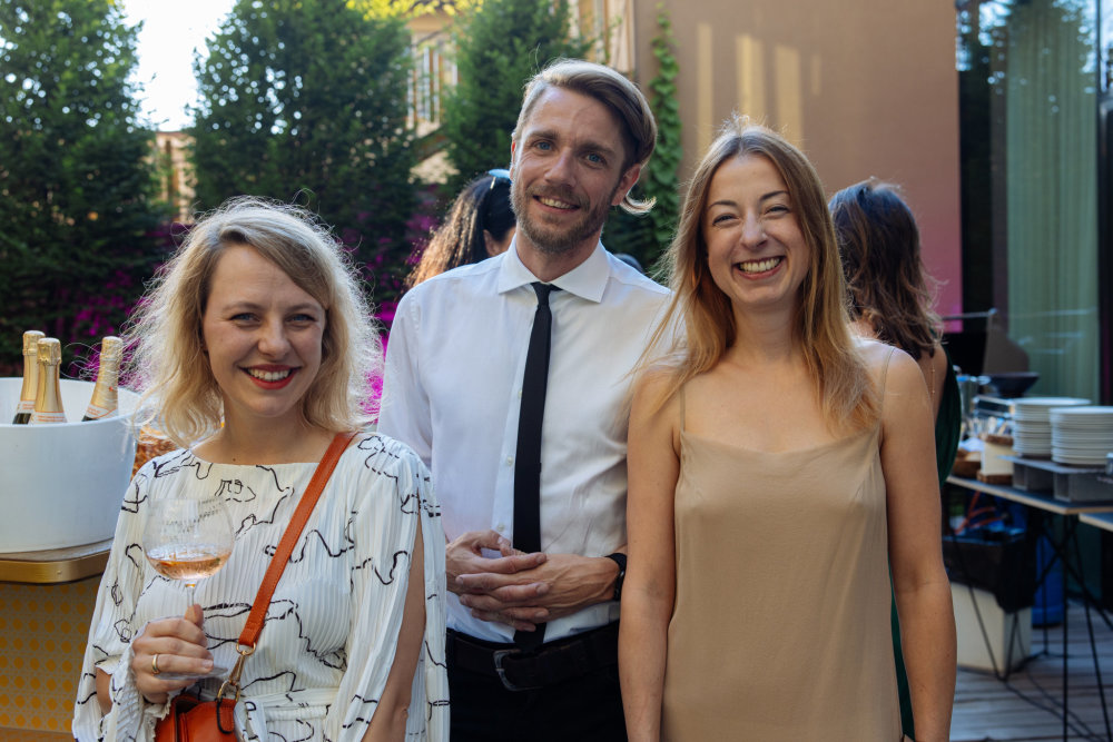 Červnové setkání magazínu PročNe Zleva: redaktorka PročNe Thea Kučerová, Štěpán Prokop a Lucie Drdová.