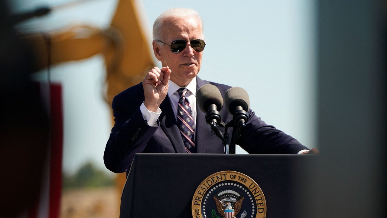 Americký prezident Joe Biden se snaží zbrzdit èínské snahy o modernizaci tamního èipového prùmyslu.
