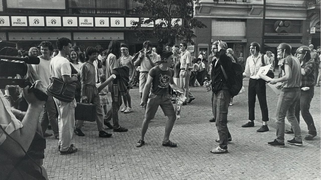 Spoleènost za veselejší souèasnost zasahuje v centru Prahy proti „demonstrantùm“ vybavena pøilbami z vydlabaných melounù a obušky z okurek.