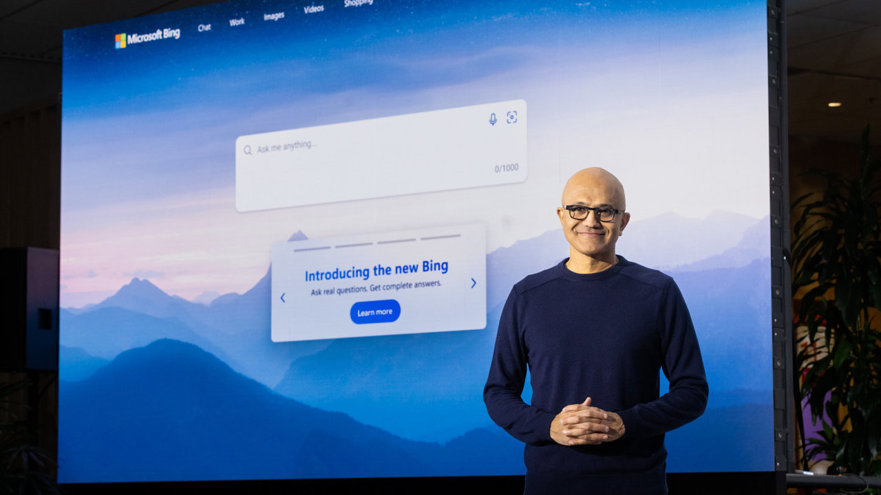 Šéf Microsoftu Satya Nadella pøedstavuje vyhledávaè Bing s konverzaèní umìlou inteligencí.