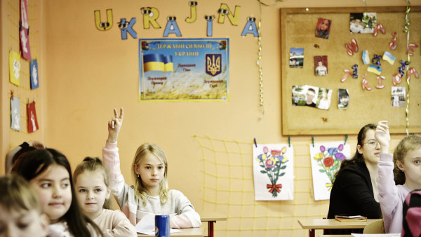 S českými školáky jen chemii a dřepy. Segregovaní Ukrajinci mají na zdech tanky a v duši stesk
