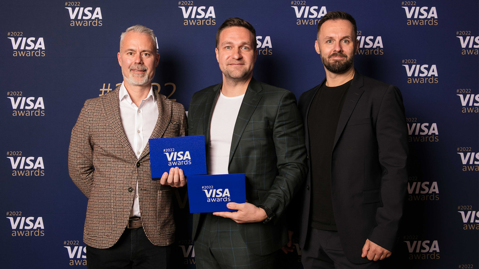 Marcel Gajdo (vlevo) s Petrem Polkem pedali dv ocenn do rukou Jana Hailicha, Head of payments, cards and ATMs v esk spoiteln.