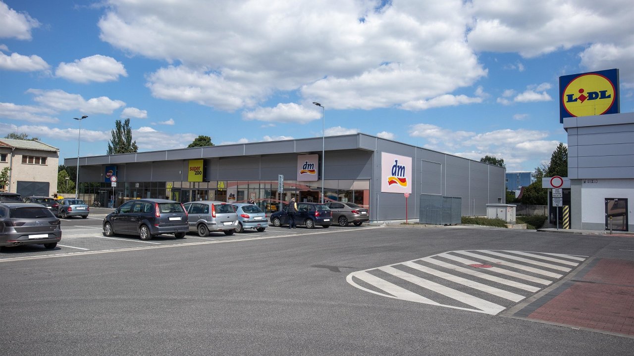 Retail park Pieš�any