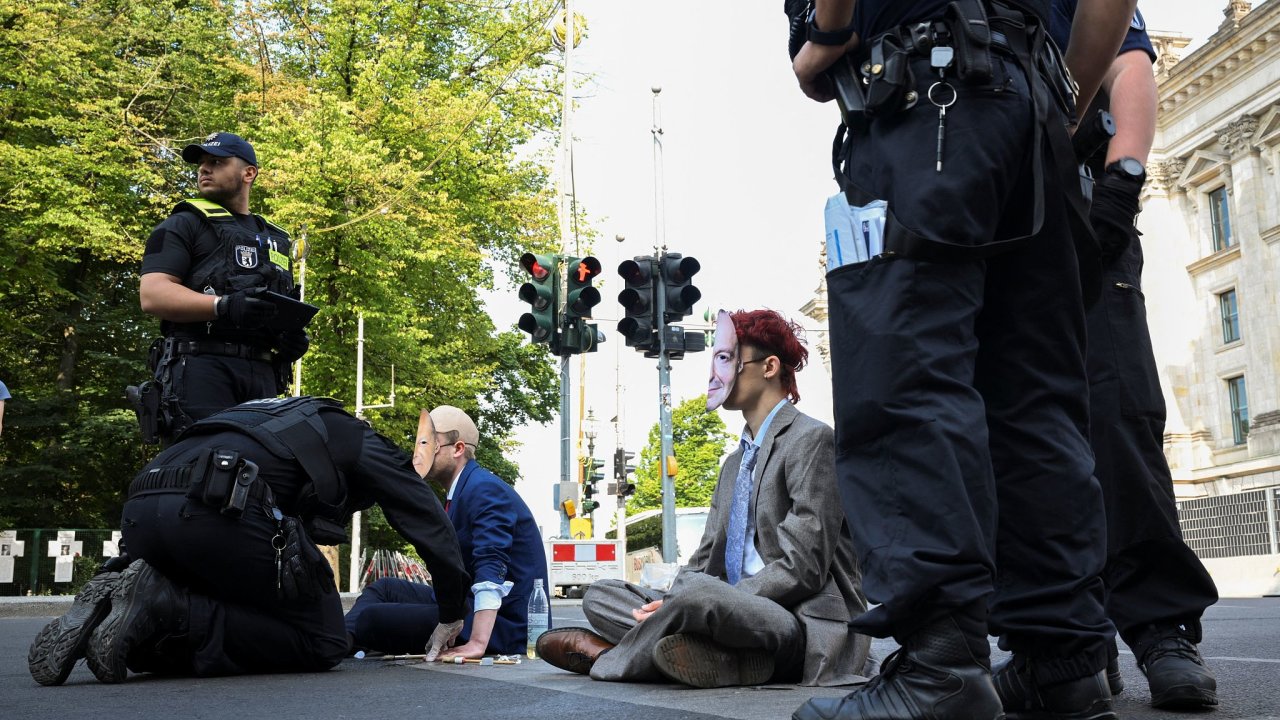 Protesty aktivist z hnut Letzte Generation, kte se pilepili k silnici ped berlnskm Bundestagem (14. 7. 2023).