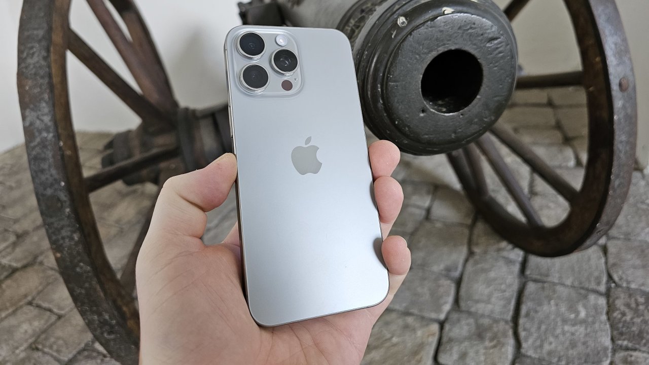 iPhone 15 Pro Max v pirozen titanov barv