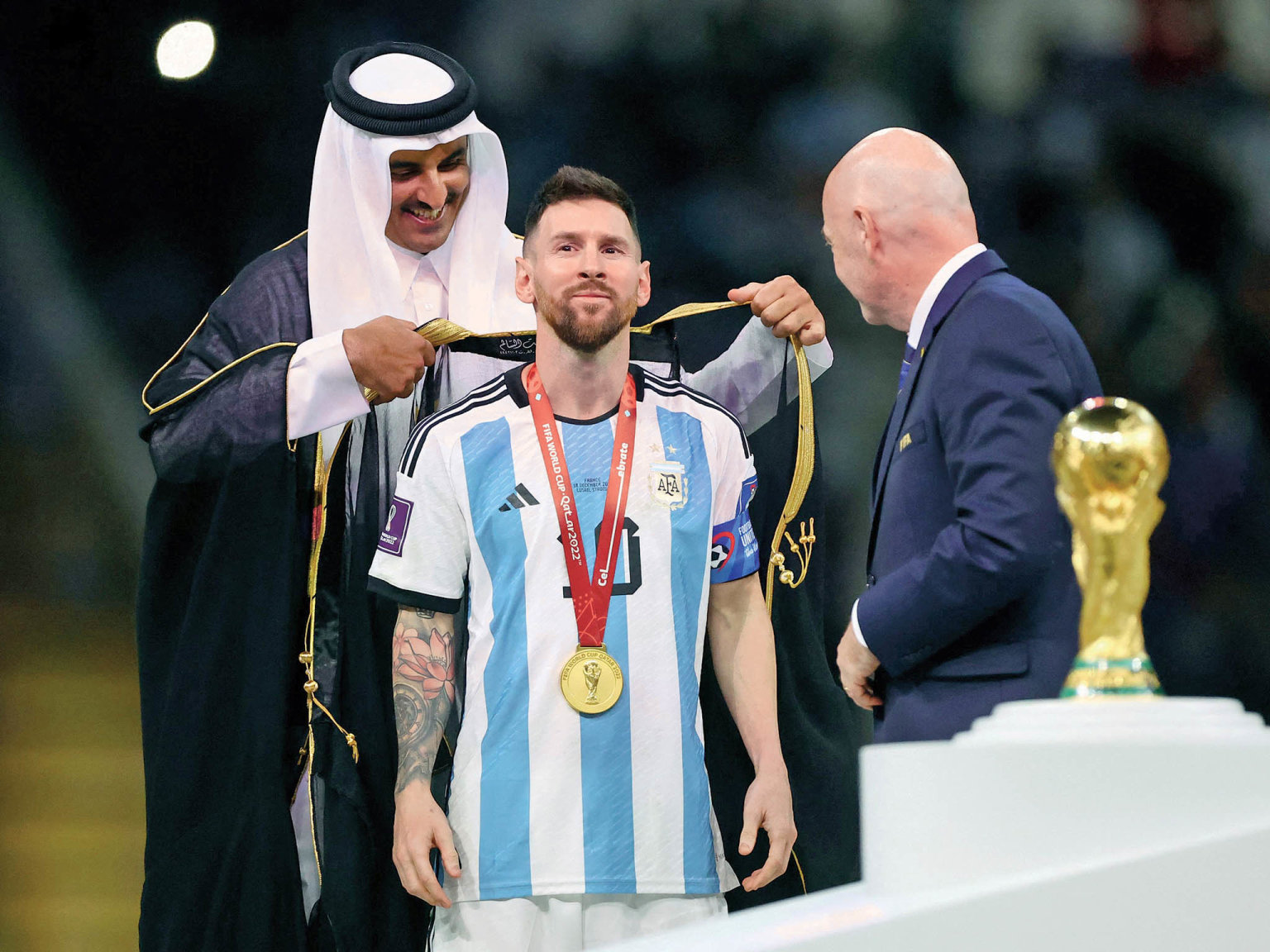 Kapitn argentinskch mistr svta Lionel Messi dostv odkatarskho ejka Tamima bin Hamada al&#8209;Thaniho tradinrbu. Kritizovan ampiont se konal loni.