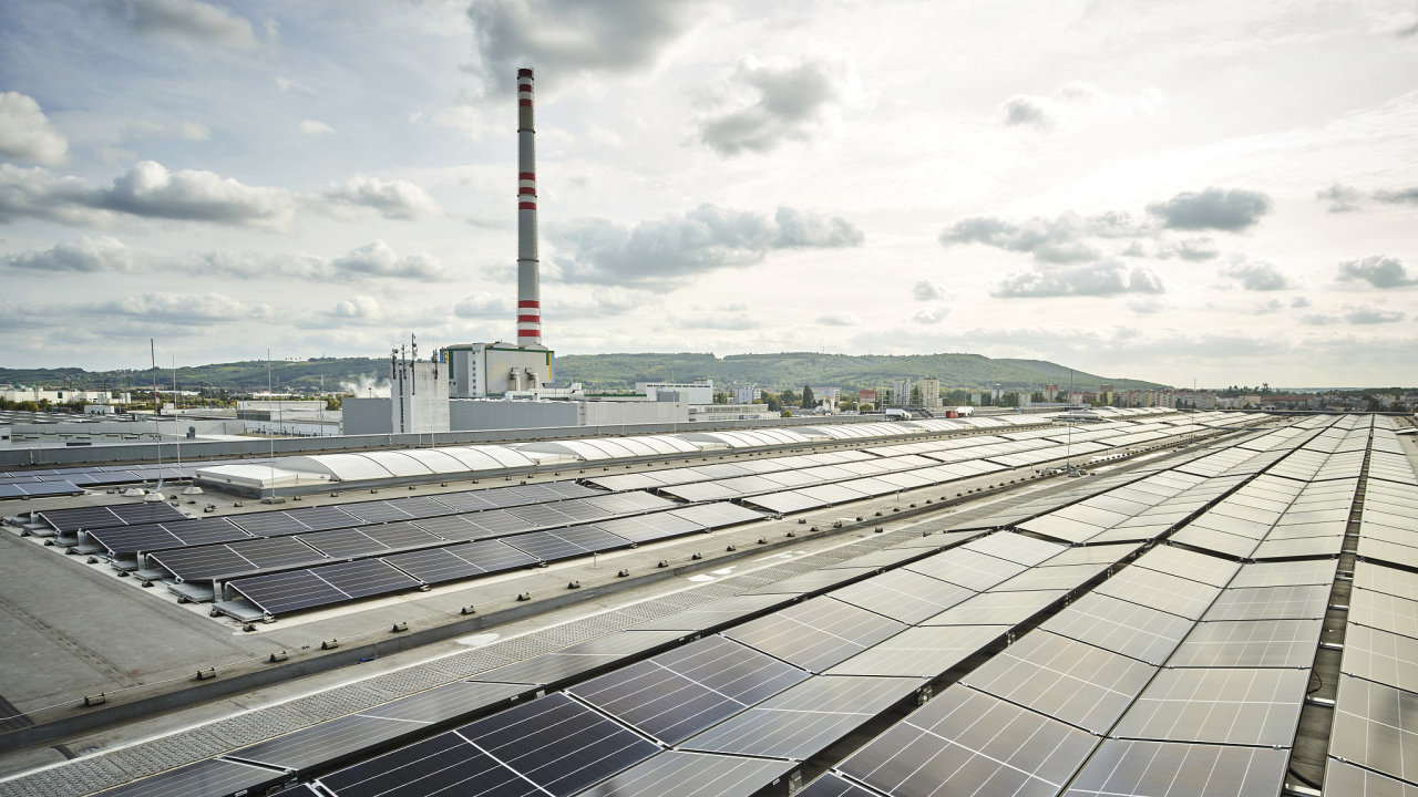 Fotovoltaick panely na sv stechy instaluje i mladoboleslavsk automobilka koda Auto. Firma chce bt v esku uhlkov neutrln do roku 2030.