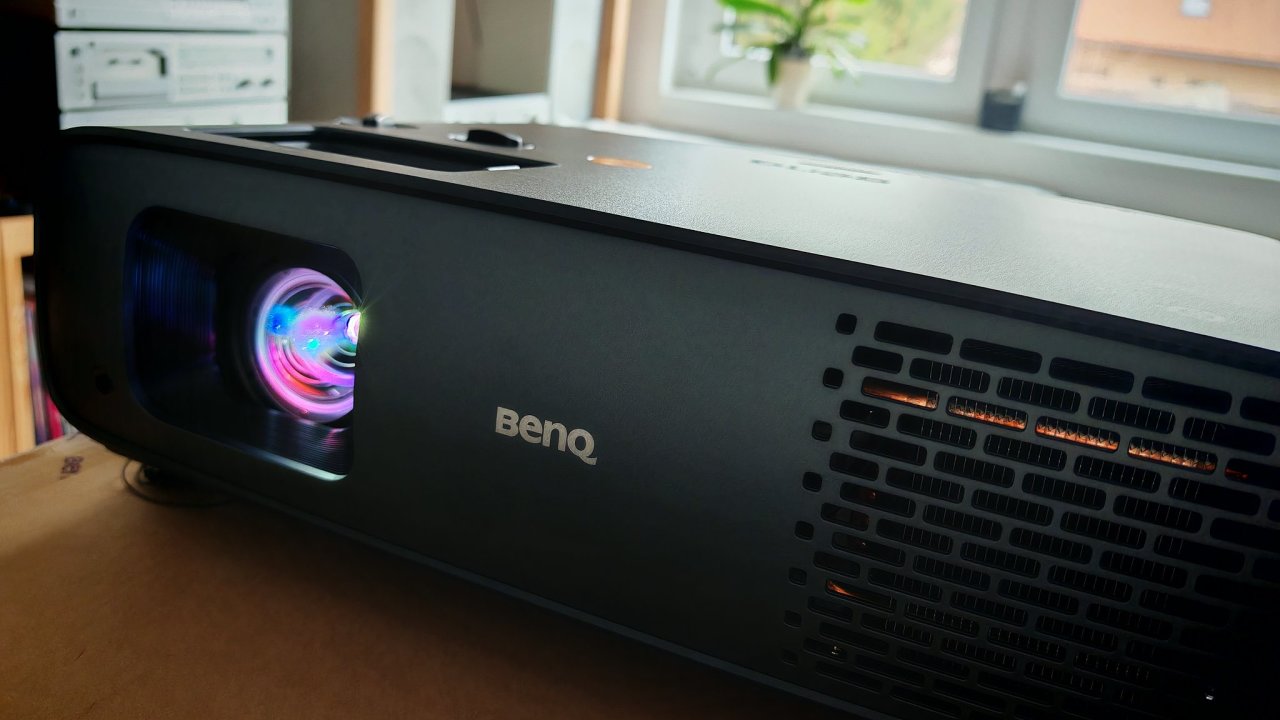 Projektor BenQ W4000i nepat do kancele, ale do pohodlnho obvku nebo domcho kina