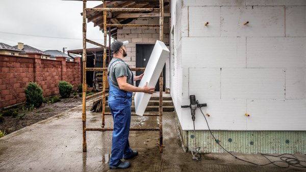 Stavební polystyren jako nedostatkové zboží. Výrobci jej prodávají na příděl. Ceny stavebnin rostou následkem zdražování ropy