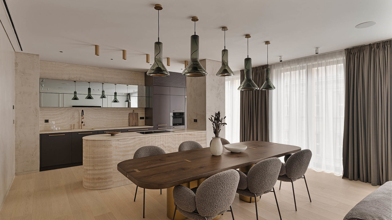 Byt m� velkorysou dispozici 4+kk o�plo�e 130 m². P�esto�e za�n�j nov� majitel zaplatil p�es sto milion� korun, opulentnost v�n�m nenajdete.