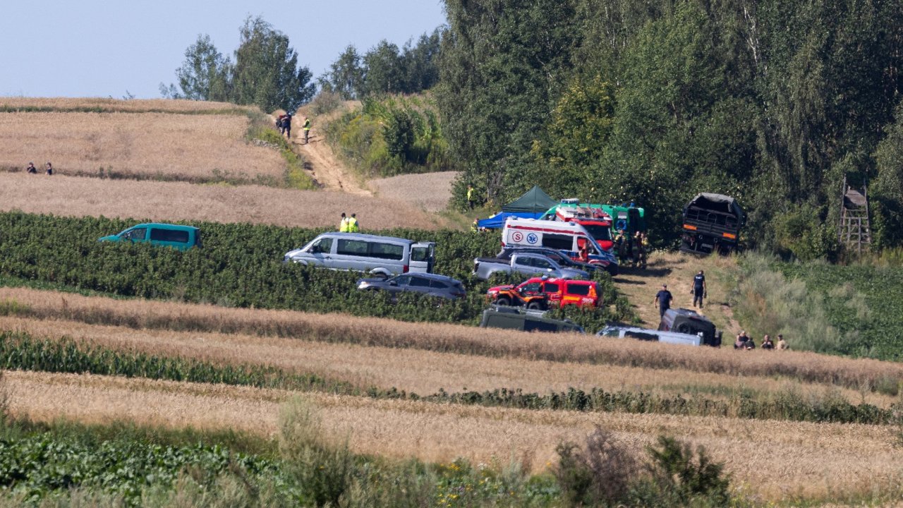 Ji�n� od Lublinu voj�ci objevili v poli asi deset metr� velk� kr�ter, kter�...