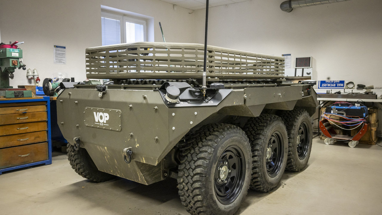 Jeden z prototyp� UGV nazvan�ho Taros v d�ln�ch st�tn�ho podniku VOP CZ.