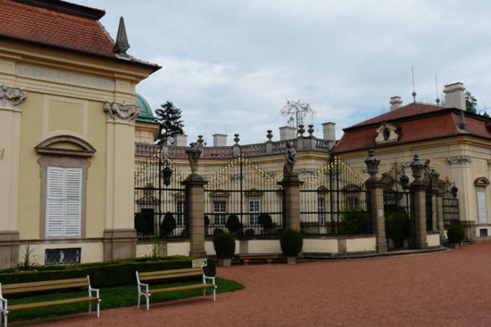 Buchlovice_10.jpg Zámek Buchlovice
Stavba zámku začala před rokem 1700, kdy byl majitelem panství hrabě Jan Dětřich Petřvaldský.