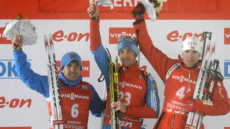 Vtz biatlonovho sprintu v Oberhofu Dmitrij Malyko (uprosted), druh Jevgenij Garaniev (vlevo) a tet Emil Hegle Svendsen