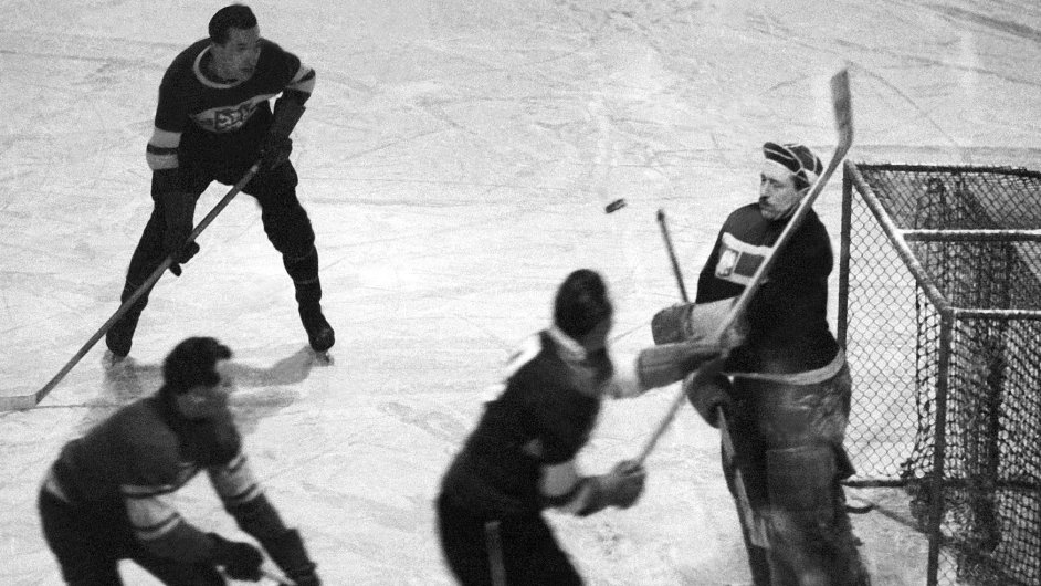 MS v lednm hokeji 1947, zpas SR-Polsko, situace ped polskou brankou.