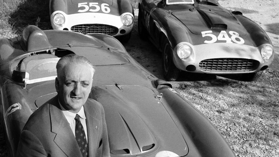 Enzo Ferrari stoj ped svmi zvodnmi auty.