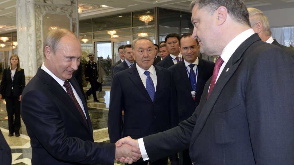 Vladimir Putin a Petro Poroenko si podvaj ruce na setkn v Minsku.
