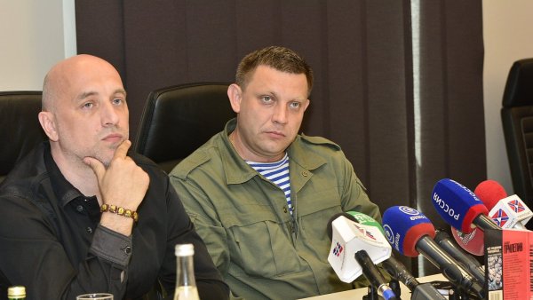 Na snímku z loňské tiskové konference v Doněcku jsou spisovatel Zachar Prilepin (vlevo) a lídr proruských separatistů Alexandr Zacharčenko.
