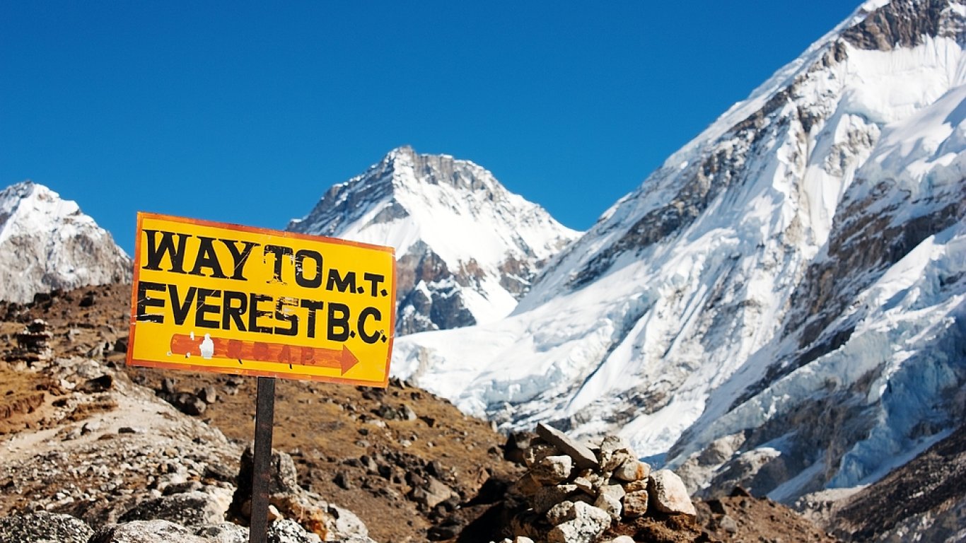 Mount Everest poprv zdolal Edmund Hillary a jeho erpa Tenzing Norgay dne 29. kvtna 1953