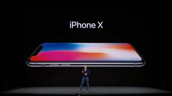 Apple p�edstavuje nov&eacute; iPhony.