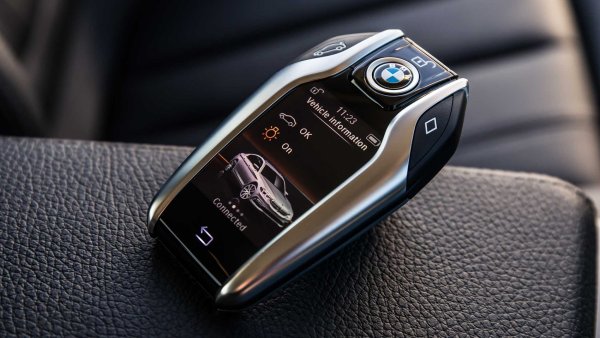 Klíče pro BMW řady 5 se podobají malým mobilním telefonům.