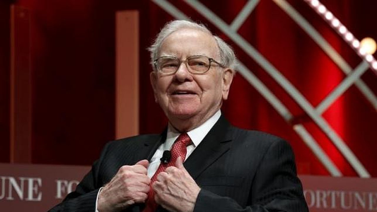Warren Buffett sází na rùst cen ropy.