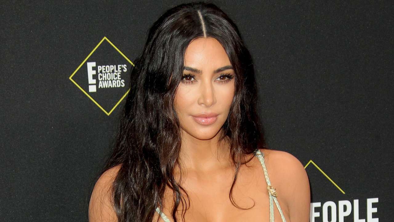 Celebrita protestuje: Také hvìzda populární reality show Kim Kardashianová Westová se pøipojila k protestùm proti pøílišné svobodì slova na sociálních sítích.