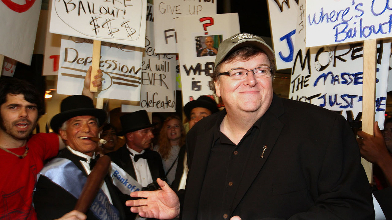 Michael Moore se v souasnm protestnm hnut angauje u od pdu Lehman Brothers.