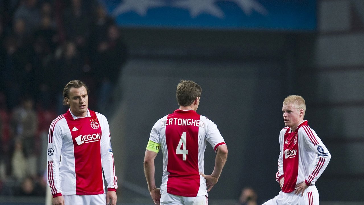 Fotbalist Ajaxu Amsterdam, smutn z vyazen v Lize mistr.