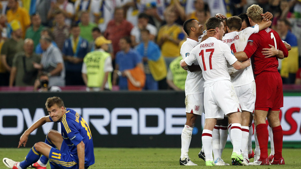 Radost anglickch fotbalist kontrastuje s ukrajinskm smutkem