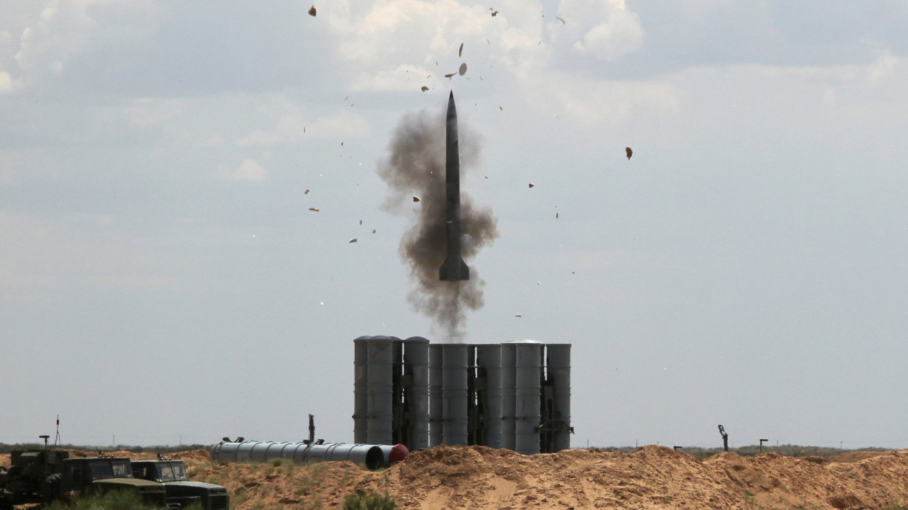 Rusk protiletadlov a protiraketov systm S-300 v akci na cvien rusk armdy u Astrachan v roce 2019.