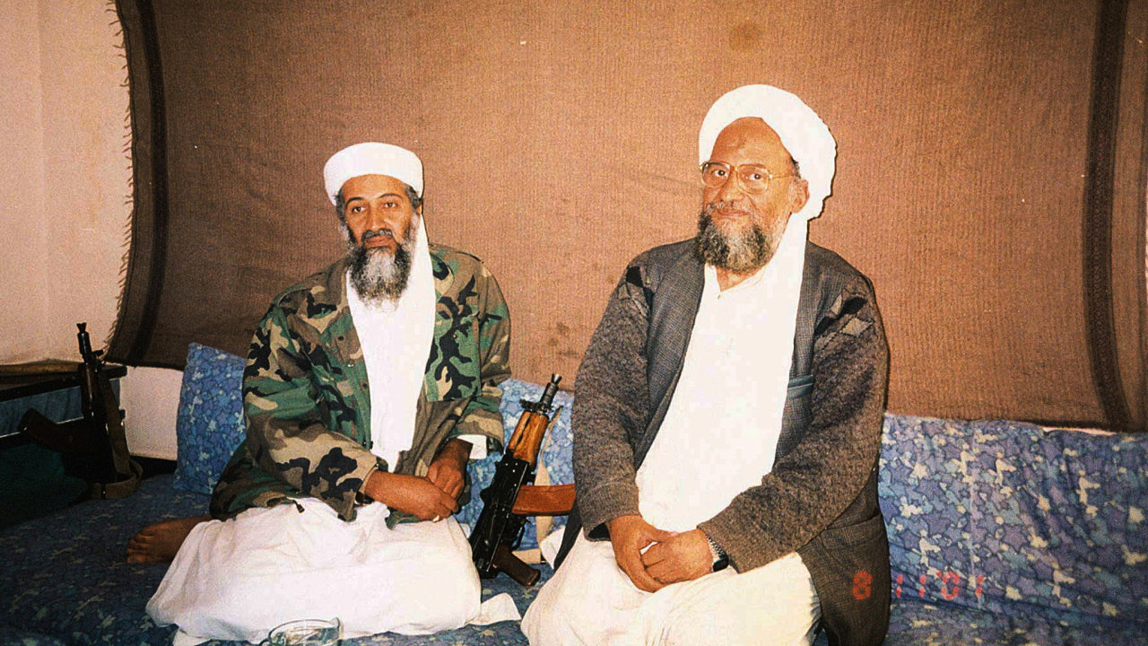 Usáma bin Ládin se svým tehdejším poradcem Ajmánem Zavahrím, který ho pozdìji v èele Al-Káidy nahradil.