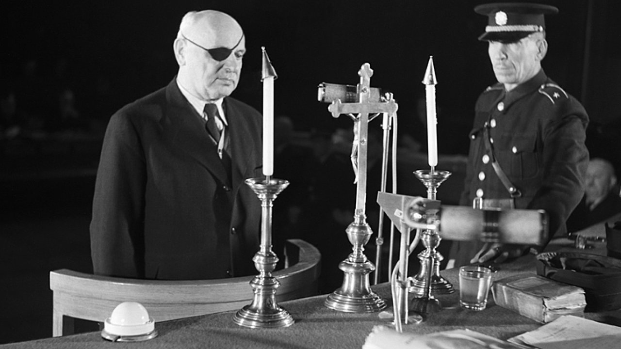 Generála Jana Syrového (na snímku vlevo) odsouzeného v roce 1947 oèistil soud až letos díky angažmá Lubomíra Müllera.