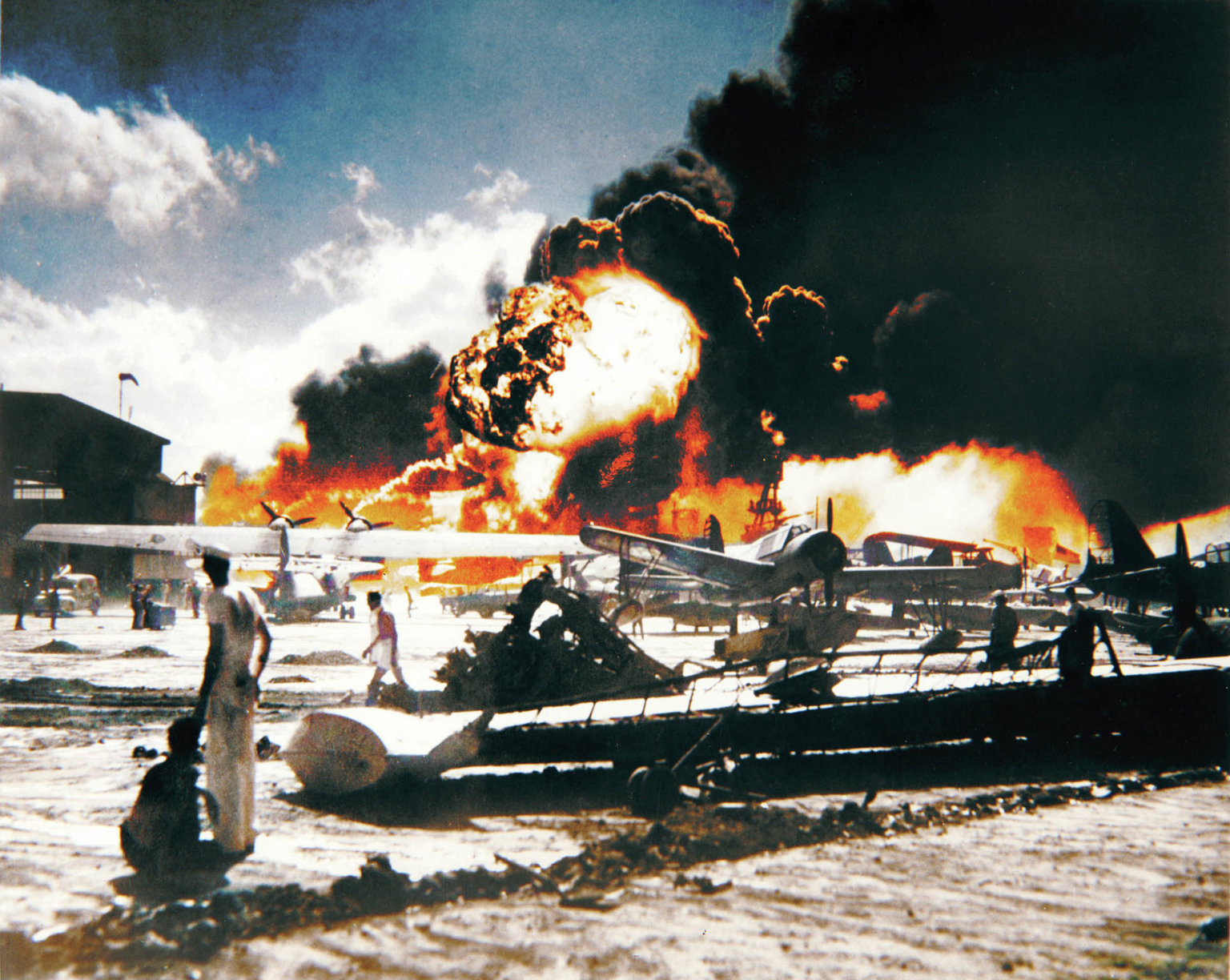 Pøísné americké embargo na dovoz ropy do Japonska z podzimu roku 1941 vedlo už v prosinci k útoku Tokia na vojenskou základnu USA v Pearl Harboru na Havaji.