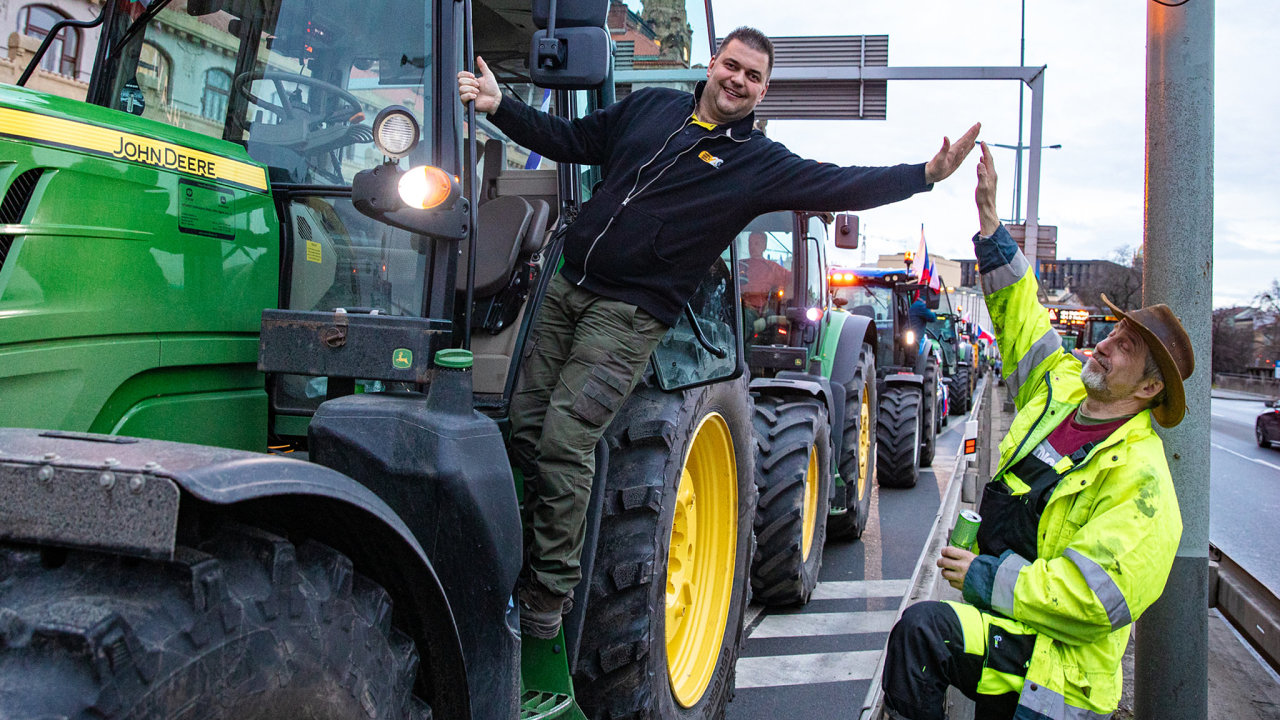 Protest sti zemdlc se stovkami traktor v Praze na magistrle, kterou zsti zablokovali, men byl proti vld, 19. 2. 2024.