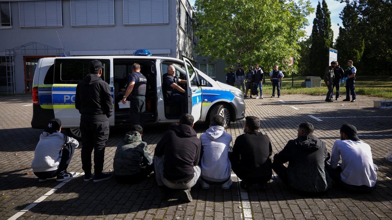 Nmeck policie pi zkroku proti dajnm neleglnm migrantm na nmecko-polsk hranici.