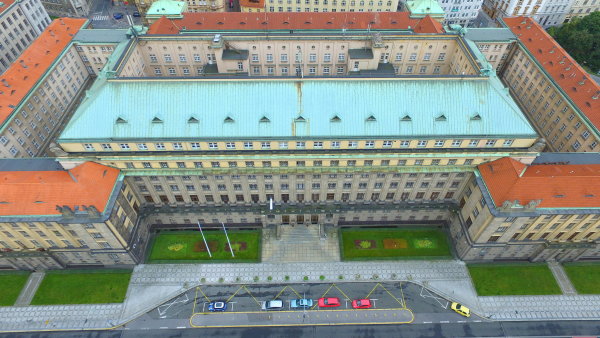 Bednárik provětrává ministerstvo dopravy, nejbližší tým staví na lidech z Českých drah